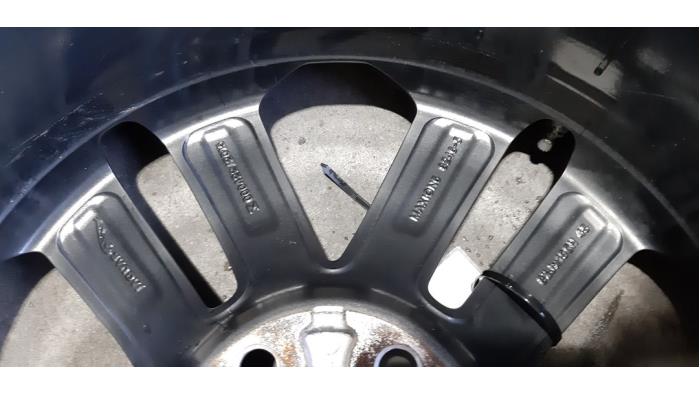Wheel + tyre from a Jaguar F-Pace 3.0 D 24V AWD 2023