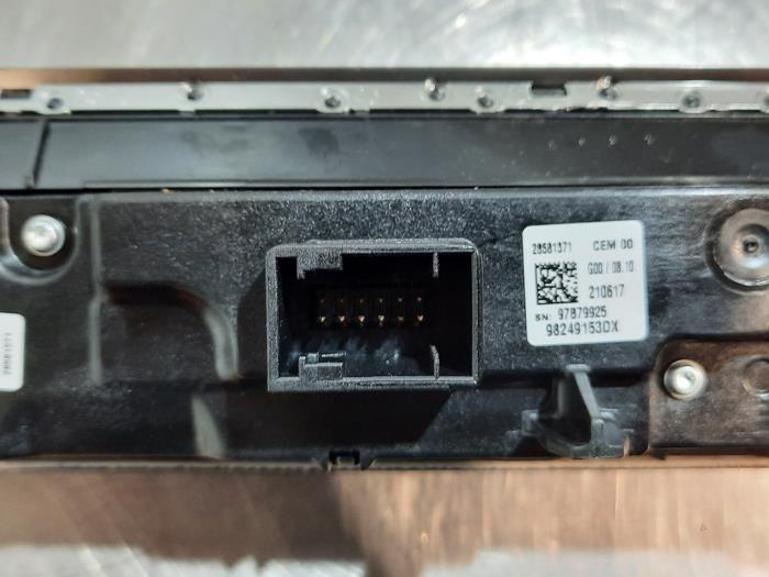 Heater control panel from a Peugeot 5008 II (M4/MC/MJ/MR) 1.5 BlueHDi 130 2021