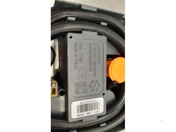 Tyre pump from a Ford Transit Connect (PJ2) 1.5 EcoBlue 2020