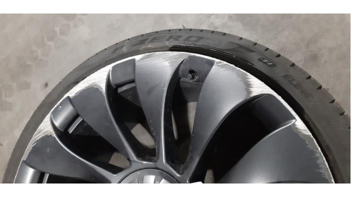 Felge + Reifen van een Tesla Model Y Long Range,Performance 2023