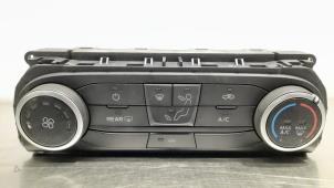 Usados Panel de control de aire acondicionado Ford Fiesta 7 1.5 TDCi 85 Precio € 127,05 IVA incluido ofrecido por Autohandel Didier