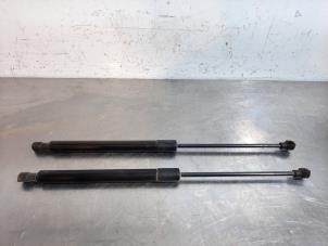 Used Set of gas struts for boot Renault Captur (2R) Price € 42,35 Inclusive VAT offered by Autohandel Didier