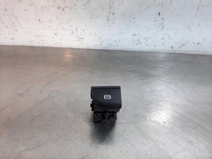 Parking brake switch from a Audi A3 Limousine (8VS/8VM) 1.6 TDI Ultra 16V 2015