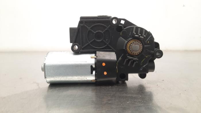 Sunroof motor from a BMW X5 (F15) sDrive 25d 2.0 2017