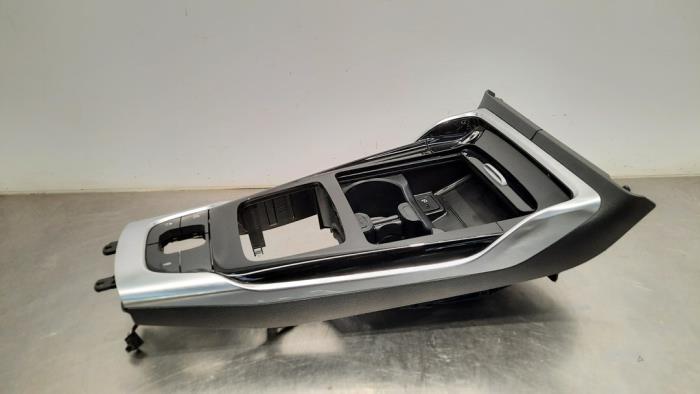 Consola central de un Mercedes-AMG A-Klasse AMG (177.1) 2.0 A-35 AMG Turbo 16V 4Matic 2022