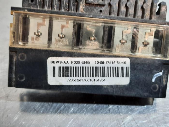 Batteriepol van een Nissan Qashqai (J11) 1.5 dCi DPF 2018