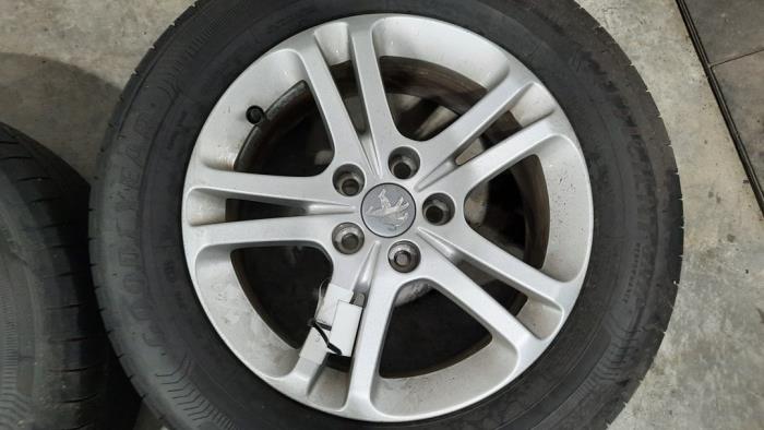 Juego de llantas y neumáticos de un Peugeot 508 (F3/FB/FH/FP) 1.6 16V PureTech 180 2021