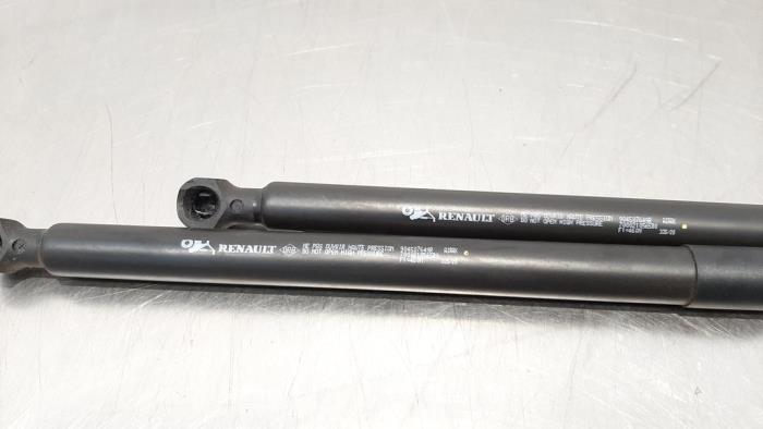 Set of tailgate gas struts from a Renault Captur II (RJB)  2021