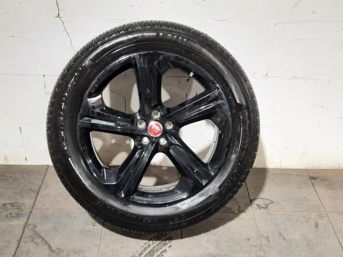 Wheel + tyre from a Jaguar F-Pace 3.0 D 24V AWD 2017