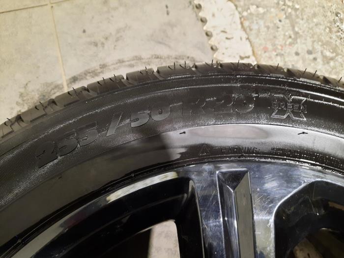 Wheel + tyre from a Jaguar F-Pace 3.0 D 24V AWD 2017
