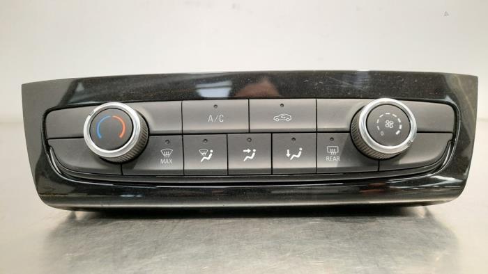 Panel de control de aire acondicionado de un Opel Corsa F (UB/UH/UP) 1.2 12V 75 2022