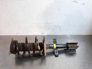 Used Front shock absorber, right Renault Captur (2R) 1.2 TCE 16V EDC Price € 96,80 Inclusive VAT offered by Autohandel Didier