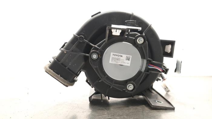 Heating and ventilation fan motor from a Toyota Corolla Touring Sport (E21/EH1) 1.8 16V Hybrid 2022