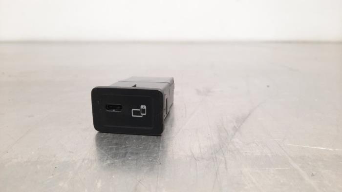Używane Modul USB Mercedes Sprinter 3,5t (907.6/910.6) 314 CDI 2.1 D RWD Cena € 18,15 Z VAT oferowane przez Autohandel Didier