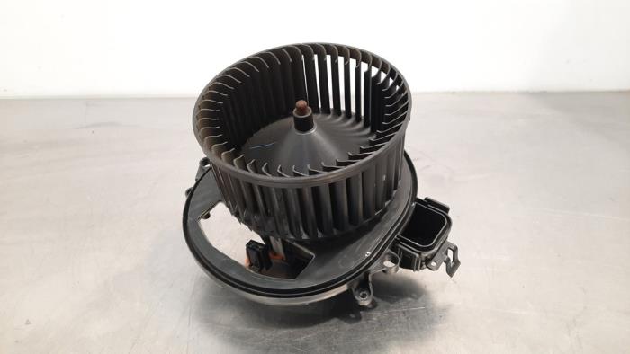Heating and ventilation fan motor from a BMW M4 (F82) M4 3.0 24V TwinPower Turbo 2017