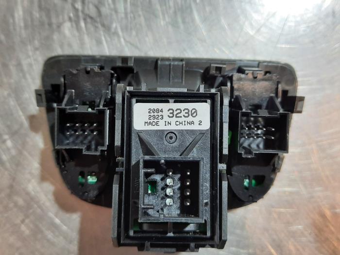 Handbremse Schalter van een Opel Zafira Tourer (P12) 1.6 CDTI 16V ecoFLEX 136 2014