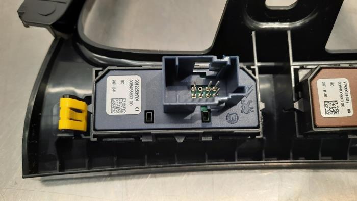 Interruptor de freno de mano de un Opel Grandland/Grandland X 1.2 Turbo 12V 2022