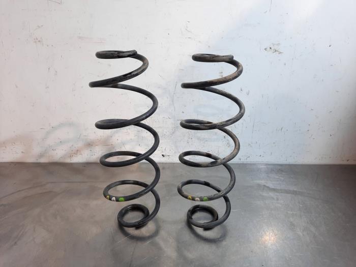 Rear coil spring from a Peugeot 308 SW (L4/L9/LC/LJ/LR) 1.6 BlueHDi 100 2017