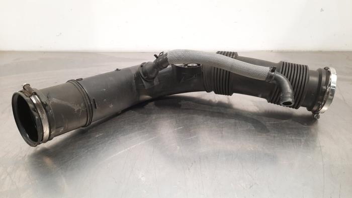 Air intake hose from a Volvo V90 II (PW) 2.0 D5 16V AWD 2018