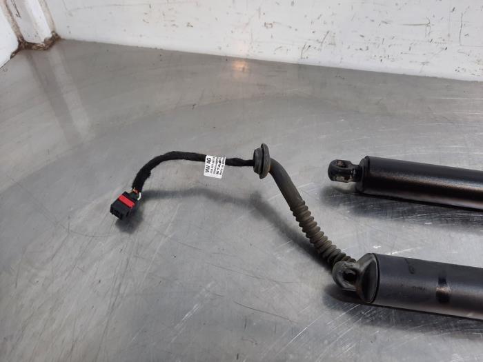 Set of gas struts for boot from a Volkswagen T-Roc 2.0 TDI 150 4Motion 16V 2019