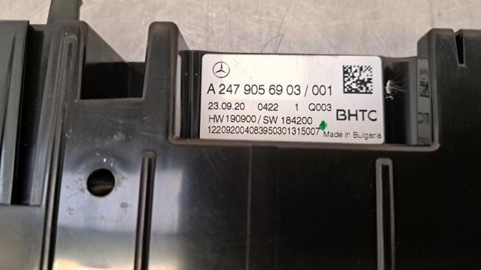 Panel de control de aire acondicionado de un Mercedes-Benz CLA (118.3) 1.3 CLA-250 e Turbo 16V 2020