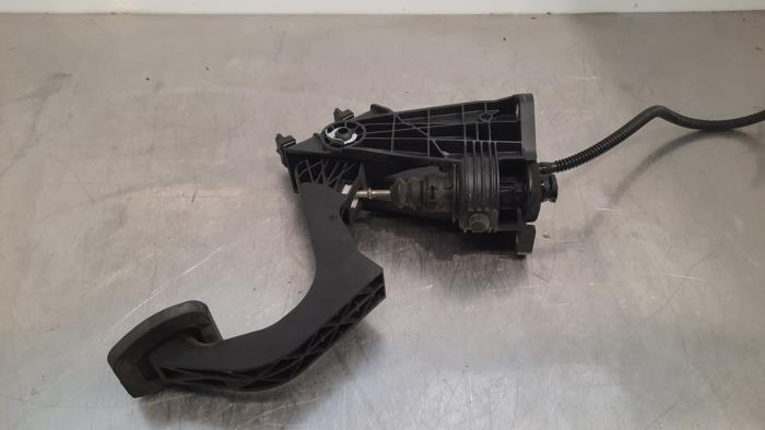 Clutch pedal from a Mercedes-Benz Vito (447.6) 1.7 110 CDI 16V 2021