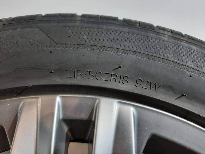 Wheel + tyre from a Volkswagen T-Roc 2.0 TDI 150 4Motion 16V 2019
