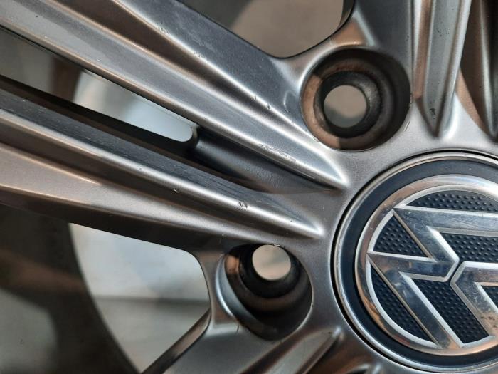 Felge + Reifen van een Volkswagen T-Roc 2.0 TDI 150 4Motion 16V 2019