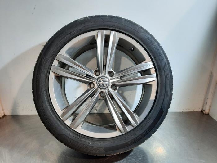 Wheel + tyre from a Volkswagen T-Roc 2.0 TDI 150 4Motion 16V 2019
