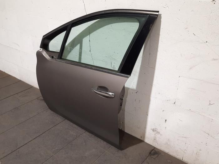 Door 4-door, front left from a Peugeot 208 I (CA/CC/CK/CL) 1.2 Vti 12V PureTech 82 2017