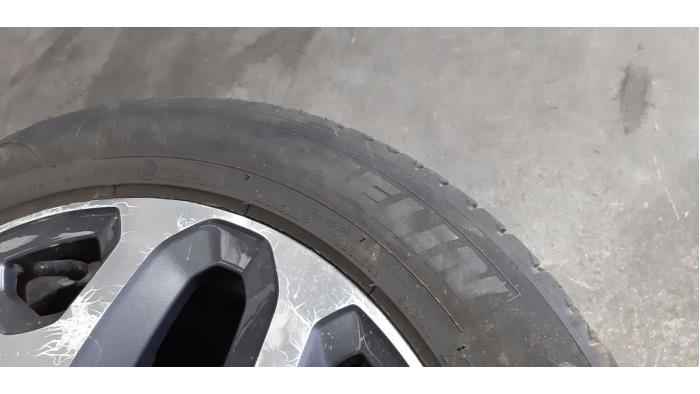 Wheel + tyre from a Renault Captur (2R) 1.5 Energy dCi 90 FAP 2018