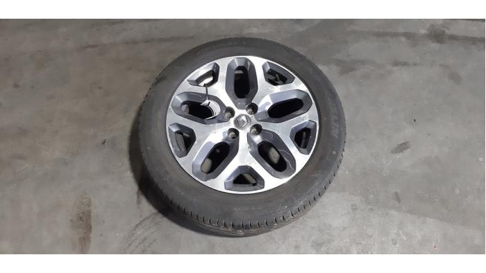 Wheel + tyre from a Renault Captur (2R) 1.5 Energy dCi 90 FAP 2018