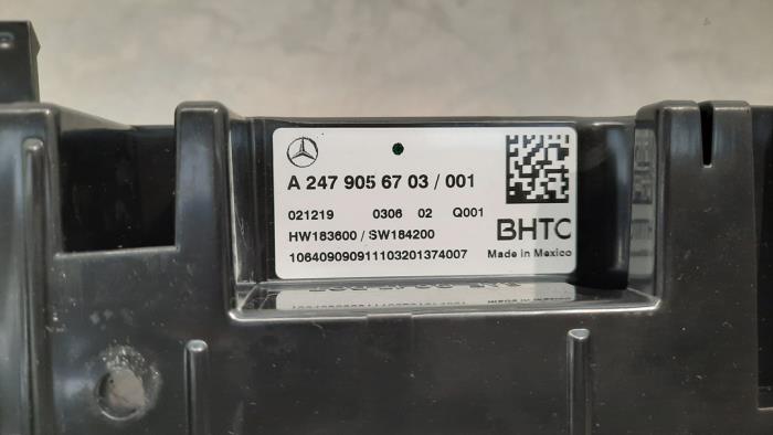 Air conditioning control panel from a Mercedes-Benz GLB (247.6) 2.0 GLB-200d 2020