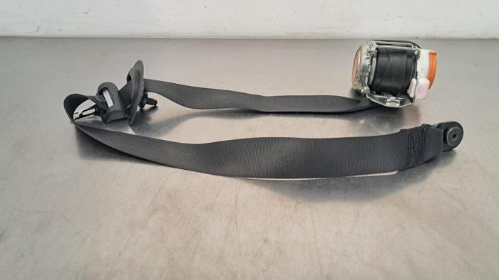 Front seatbelt, right from a Mercedes-Benz A (177.0) 1.3 A-200 Turbo 16V 2018