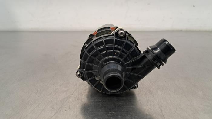 Additional water pump from a BMW 3 serie (G20) 330e 2.0 TwinPower Turbo 16V 2022