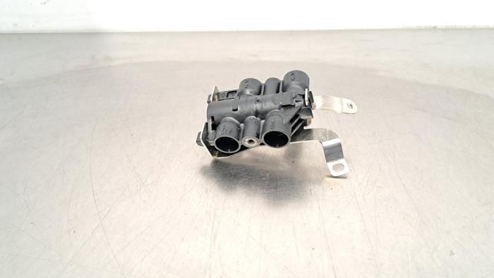 Thermostat from a BMW 3 serie (G20) 330e 2.0 TwinPower Turbo 16V 2022