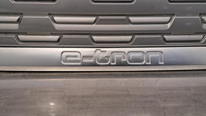 Rejilla de un Audi Q4 (F4B) 40 e-tron 2023