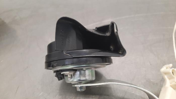Horn from a Peugeot 308 (F3/FB/FH/FM/FP) 1.2 12V PureTech 130 2022
