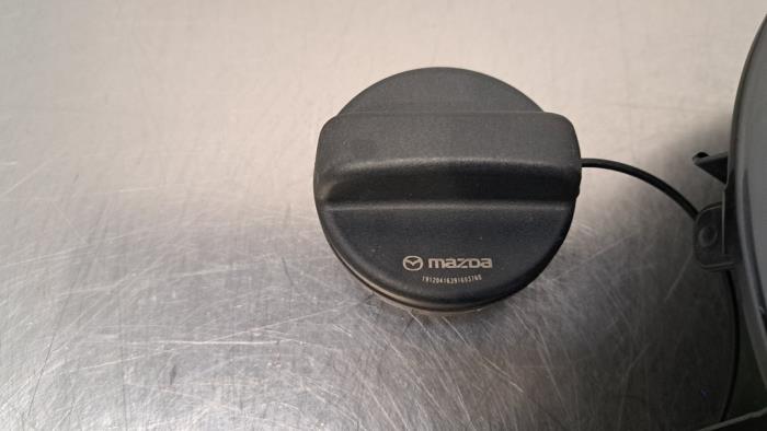 Tapa de depósito de un Mazda MX-5 (ND) 1.5 Skyactiv G-131 16V 2020