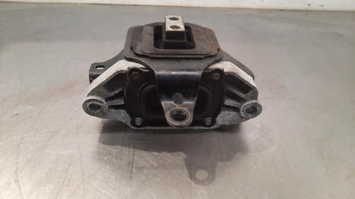 Engine mount from a Kia Sportage (QL) 1.7 CRDi 115 16V 4x2 2018
