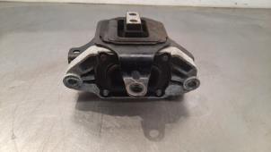 Engine mount from a Kia Sportage (QL) 1.7 CRDi 115 16V 4x2 2018