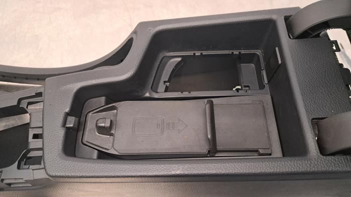 Middle console from a BMW M4 (F82) M4 3.0 24V Turbo Competition Package 2017