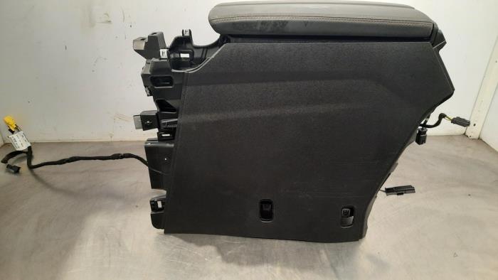 Middle console from a Peugeot 3008 II (M4/MC/MJ/MR) 1.5 BlueHDi 130 2019