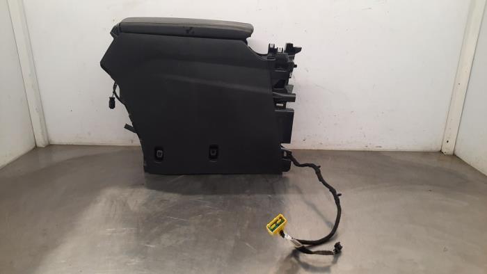 Middle console from a Peugeot 3008 II (M4/MC/MJ/MR) 1.5 BlueHDi 130 2019