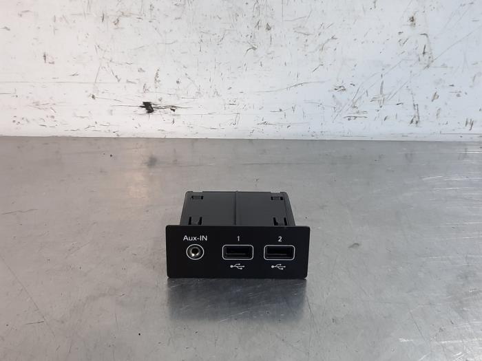 Używane Wtyczka USB Renault Clio V (RJAB) 1.0 TCe 100 12V Cena € 18,15 Z VAT oferowane przez Autohandel Didier