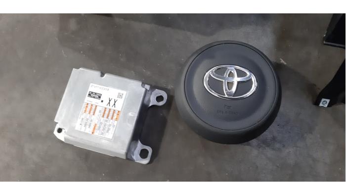 Kit airbag + tableau de bord d'un Toyota Yaris IV (P21/PA1/PH1) 1.5 12V Hybrid 115 2023