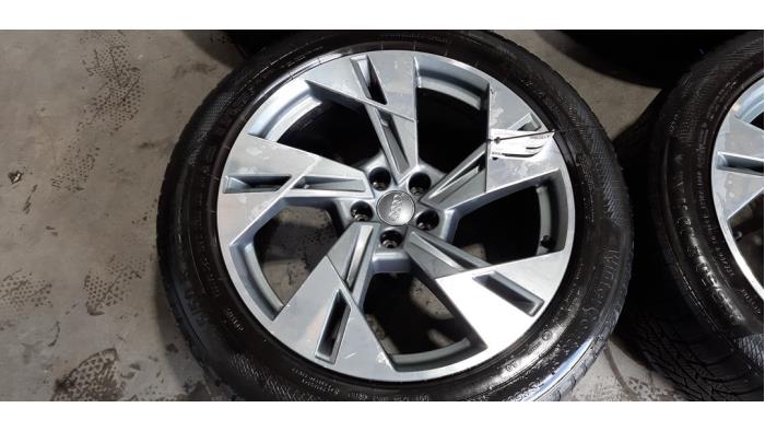 Juego de llantas y neumáticos de invierno de un Audi E-Tron (GEN)  2019