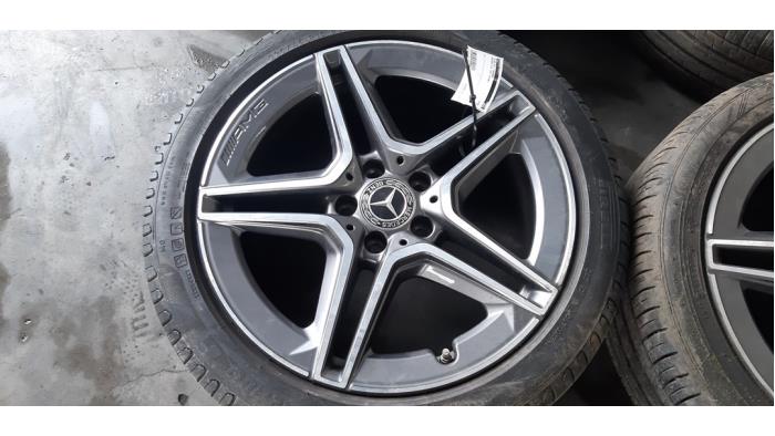 Kit jantes + pneumatiques d'un Mercedes-Benz CLA (118.3) 2.0 CLA-220d 2019