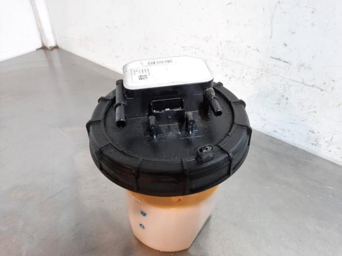 Electric fuel pump from a Peugeot 308 (L3/L8/LB/LH/LP) 1.5 BlueHDi 130 2019
