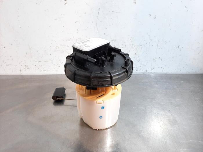 Electric fuel pump from a Peugeot 308 (L3/L8/LB/LH/LP) 1.5 BlueHDi 130 2019